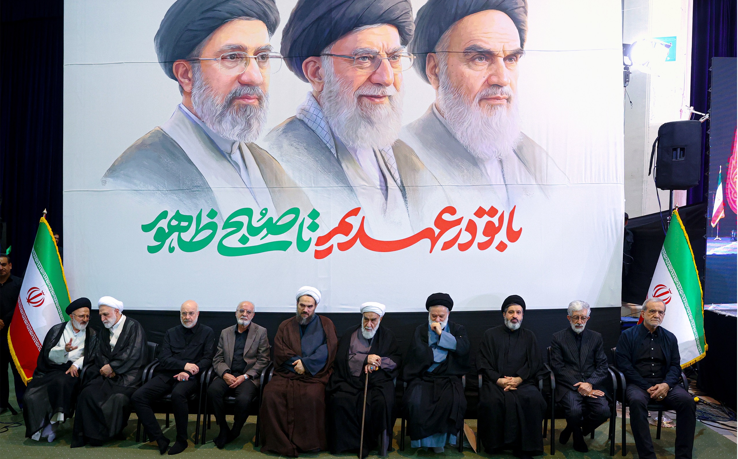 حضور دکتر پزشکیان در مراسم چهلم تشیع و تدفین رهبر شهید و والامقام انقلاب اسلامی
