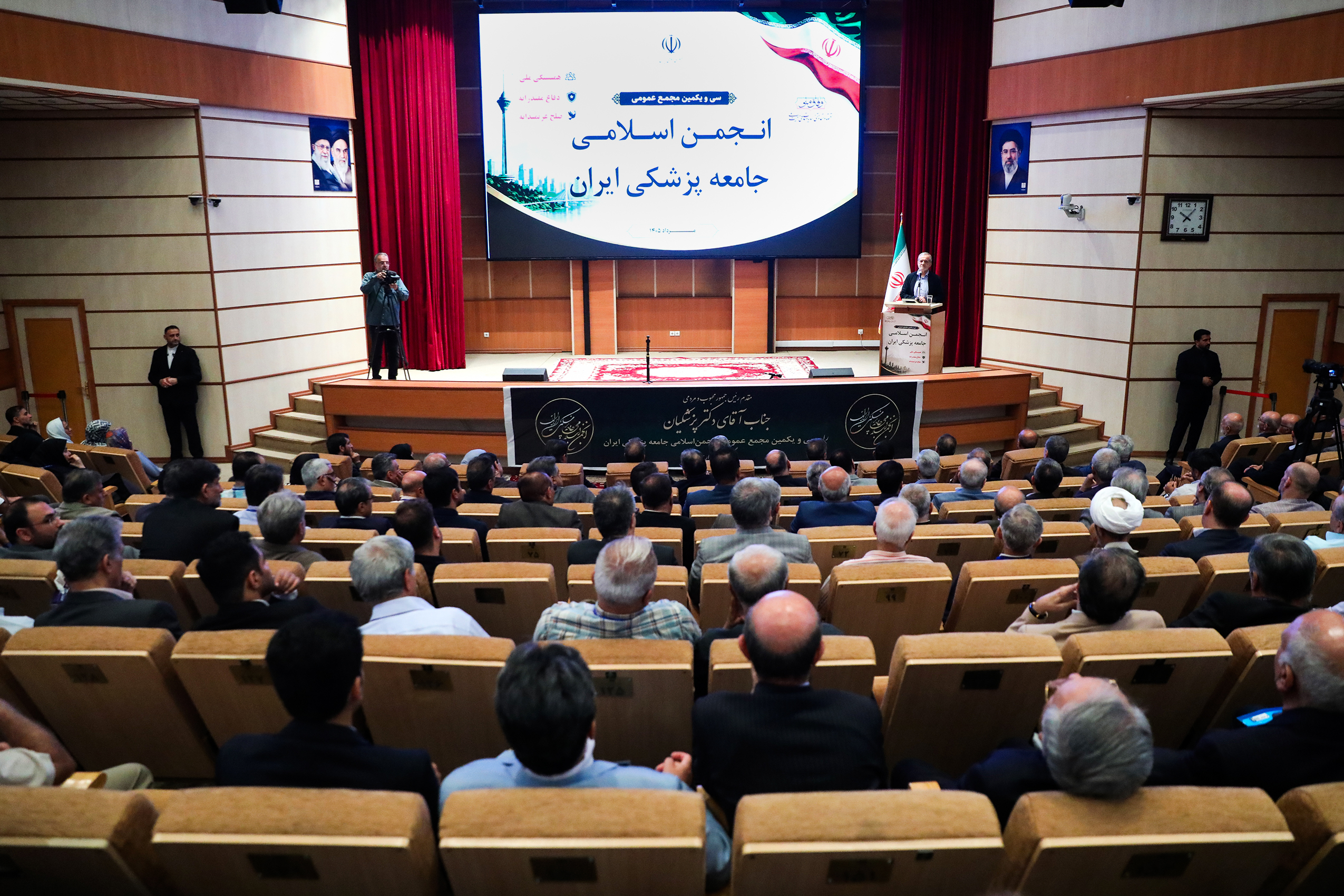  جایگاه جامعه پزشکی در نظام سلامت، جایگاهی اثرگذار و مورد اعتماد مردم است/ به جای بیان دردها؛ باید برای درمان مشکلات مردم چاره کرد/ دولت با تمام وجود به دنبال خدمت به مردم است
