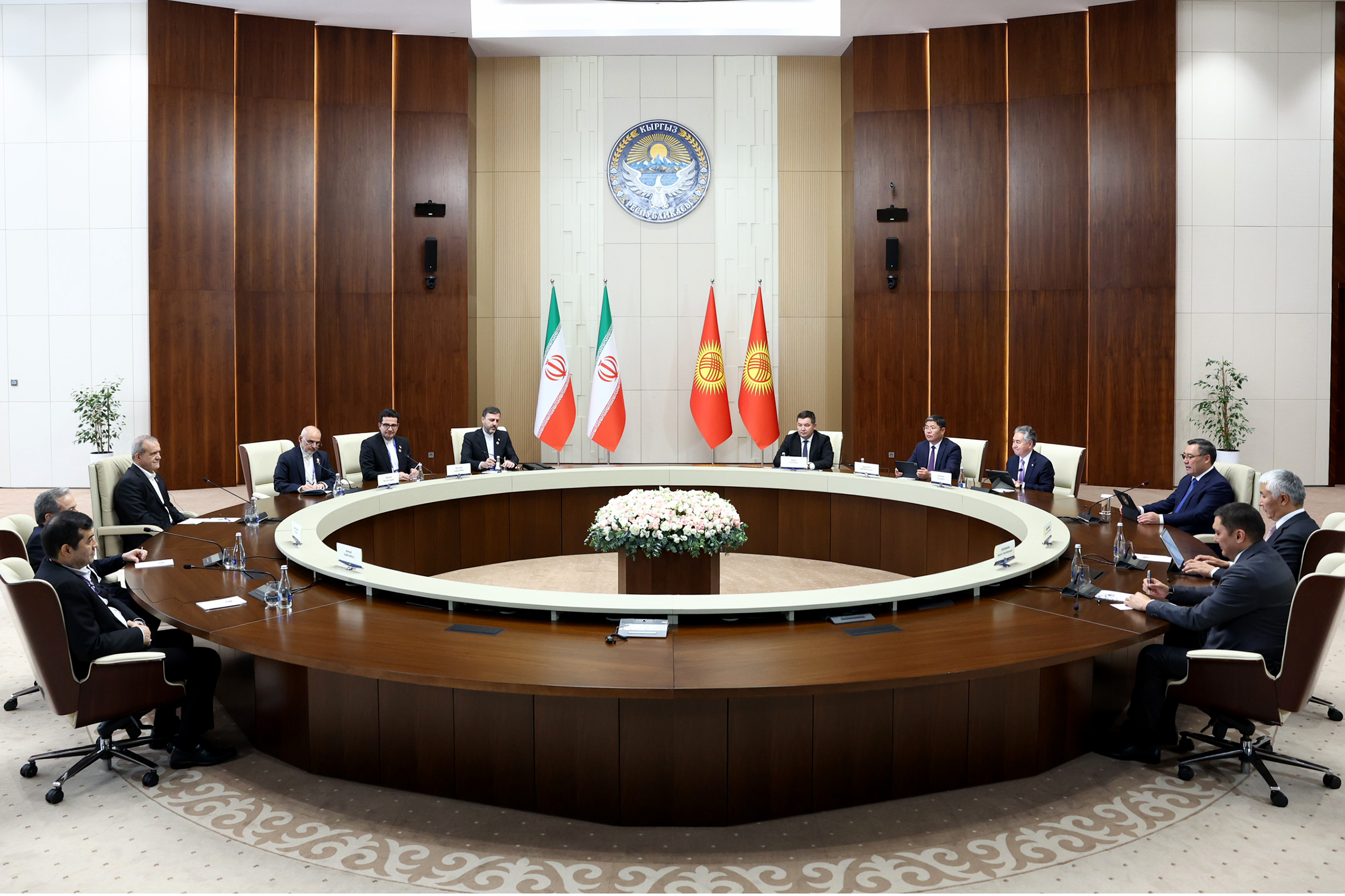 دکتر پزشکیان: توسعه همکاری‌های ایران و قرقیزستان نیازمند فعال‌سازی ظرفیت‌های موجود است/ اجرای کامل توافق تجارت آزاد ایران و اوراسیا زمینه‌ساز جهش مبادلات با قرقیزستان خواهد بود/ امنیت منطقه‌ای در گرو همکاری کشورهای منطقه و نفی مداخله بیگانگان است/ صدیر جباروف:  آماده توسعه و تعمیق همکاری‌های مشترک با جمهوری اسلامی ایران هستیم
