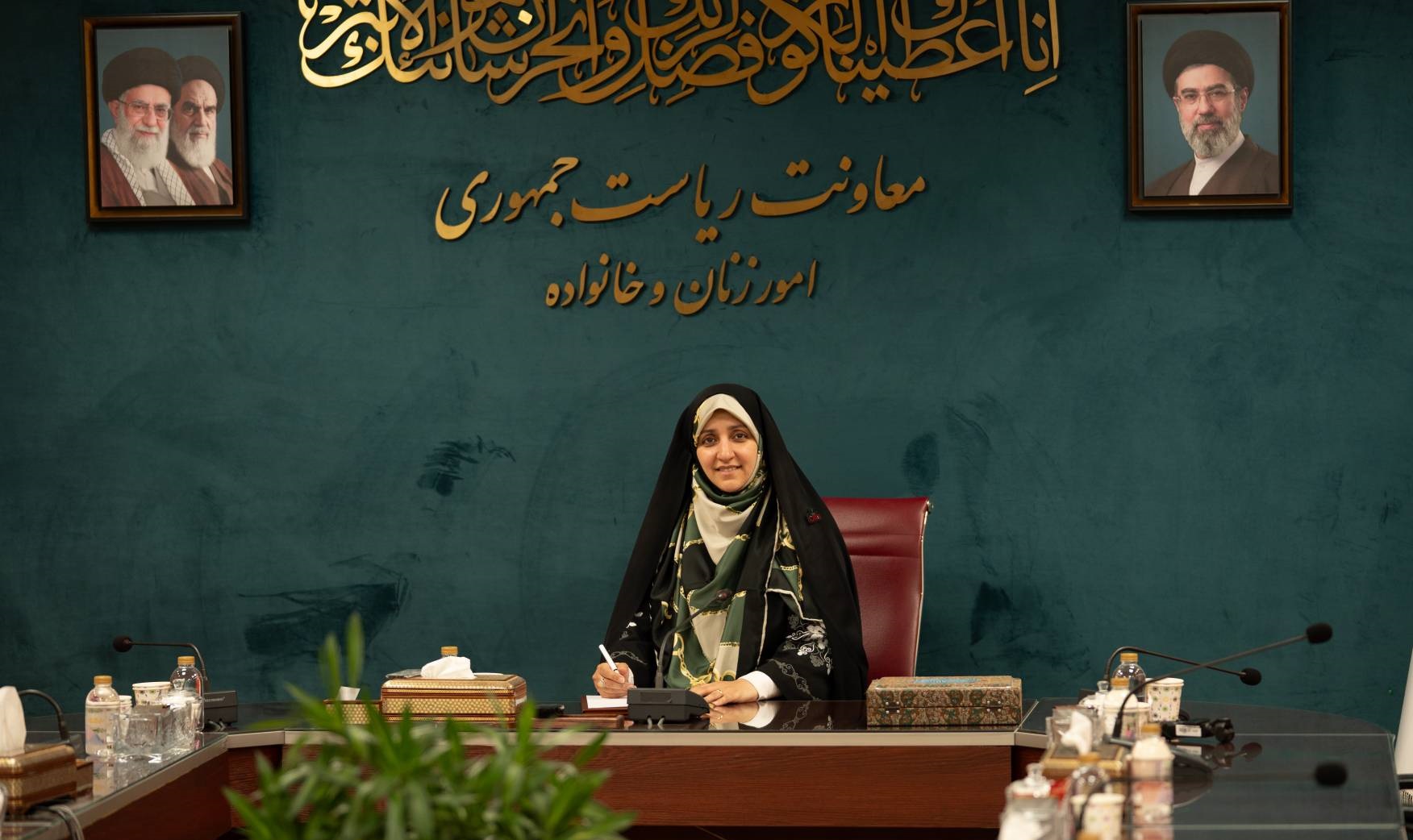حجاب موضوعی فرهنگی است؛ با ضربه باتوم نمی‌توان فرهنگ را اصلاح کرد/ نباید دو گروه زنان باحجاب و کم‌حجاب را مقابل یکدیگر قرار دهیم/ رئیس‌جمهور با برخورد تهاجمی و مداخله فیزیکی در موضوع حجاب مخالف است/ رئیس‌جمهور اجازه نداد مسئله حجاب به عامل ایجاد شکاف در جامعه تبدیل شود/ باور رئیس‌جمهور این است که شایستگی باید فارغ از جنسیت، معیار انتخاب باشد
