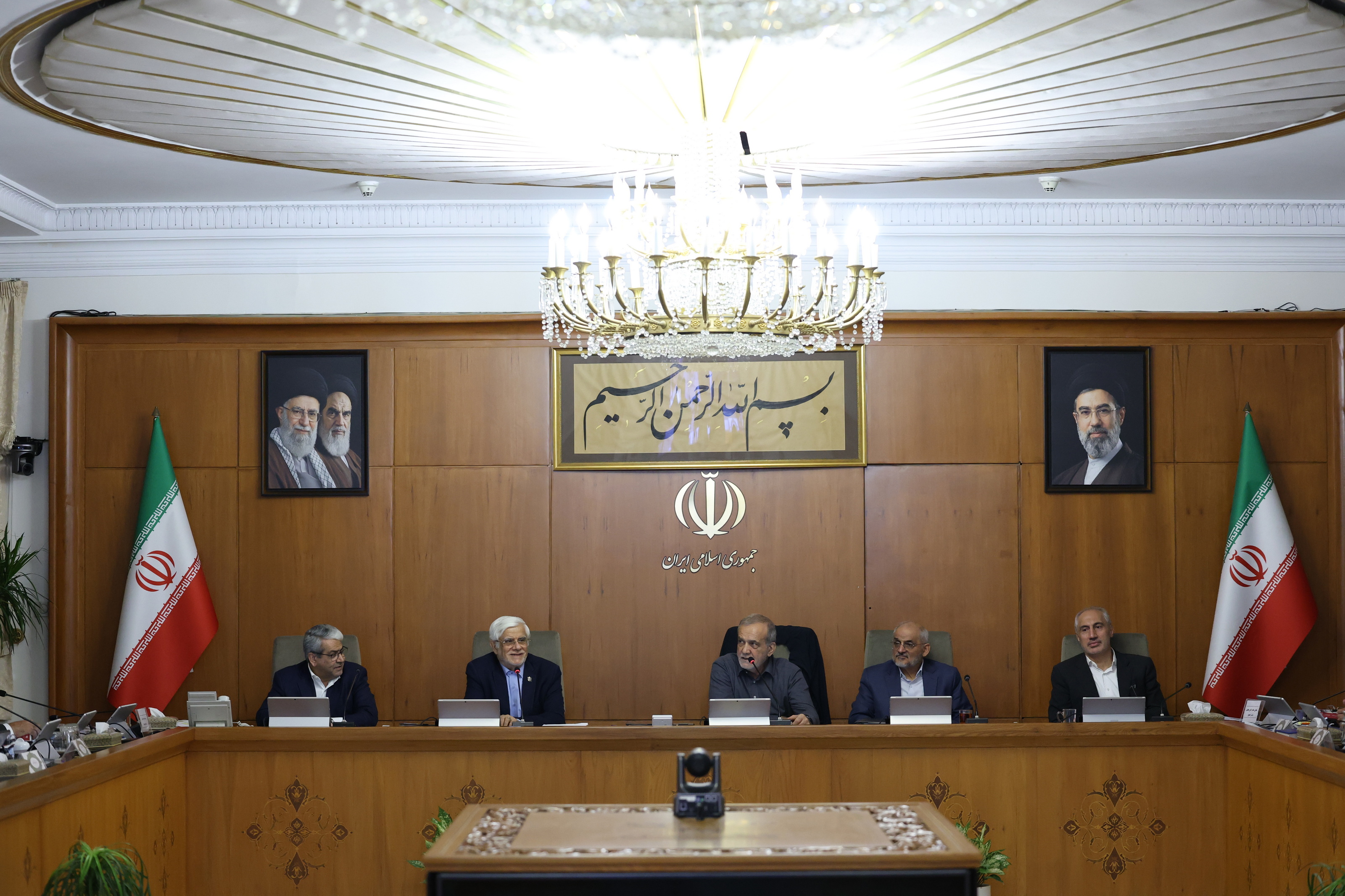 تقدیر رئیس جمهور از مدال آوران مسابقات آسیایی/ تاکید بر حمایت پایدار از قهرمانان ورزشی و اولویت دهی به رشته های مدال آور
