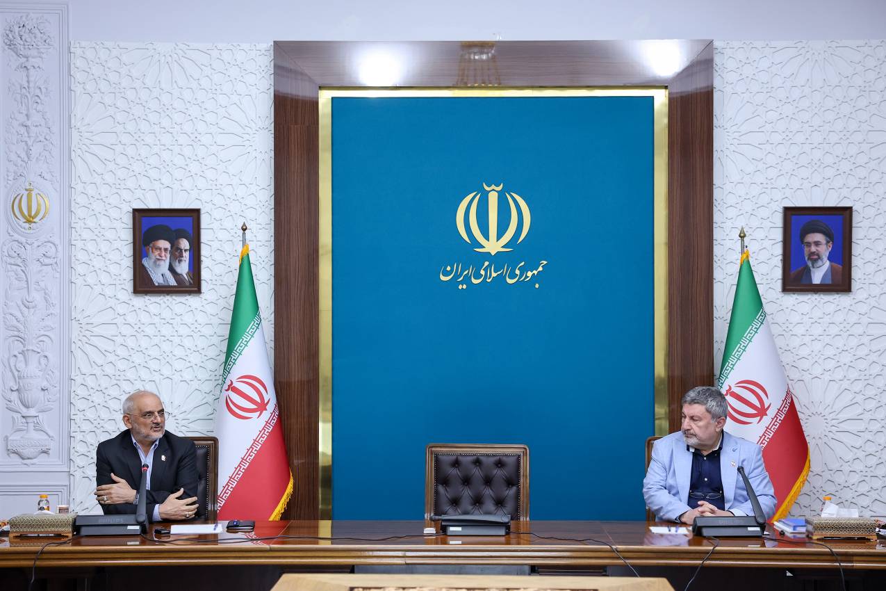 شفاف‌سازی و تبیین دقیق وضعیت جاری کشور از الزامات اساسی شرایط پیچیده کنونی است / باید تمرکز اصلی خود را بر وحدت ایرانیان قرار دهیم

